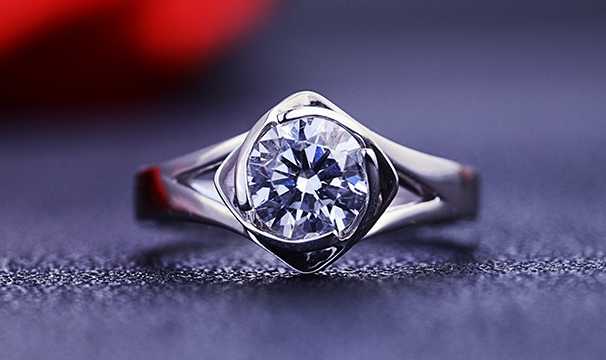  求婚戒指选哪种比较好？钻石戒指、宝石戒指还是什么？