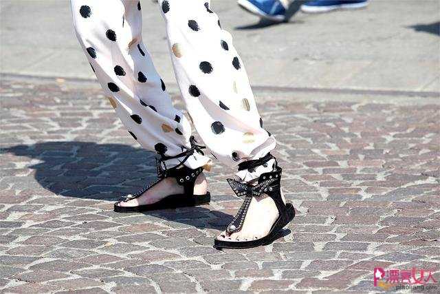  夏日街头的时尚暴走 最爱的平底运动凉鞋
