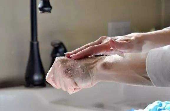  手部皮肤干燥粗糙是什么原因？让手部粗糙的7个恶习有哪些？