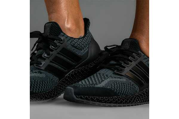  黑魂 Ultra 4D 混血跑鞋“Core Black”上脚美图赏析